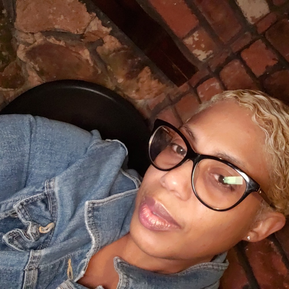 Meet your Posher, Yolee